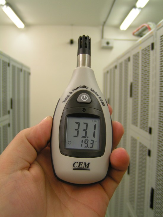 Ve studené uličce se teplota pohybovala kolem 19,3°C