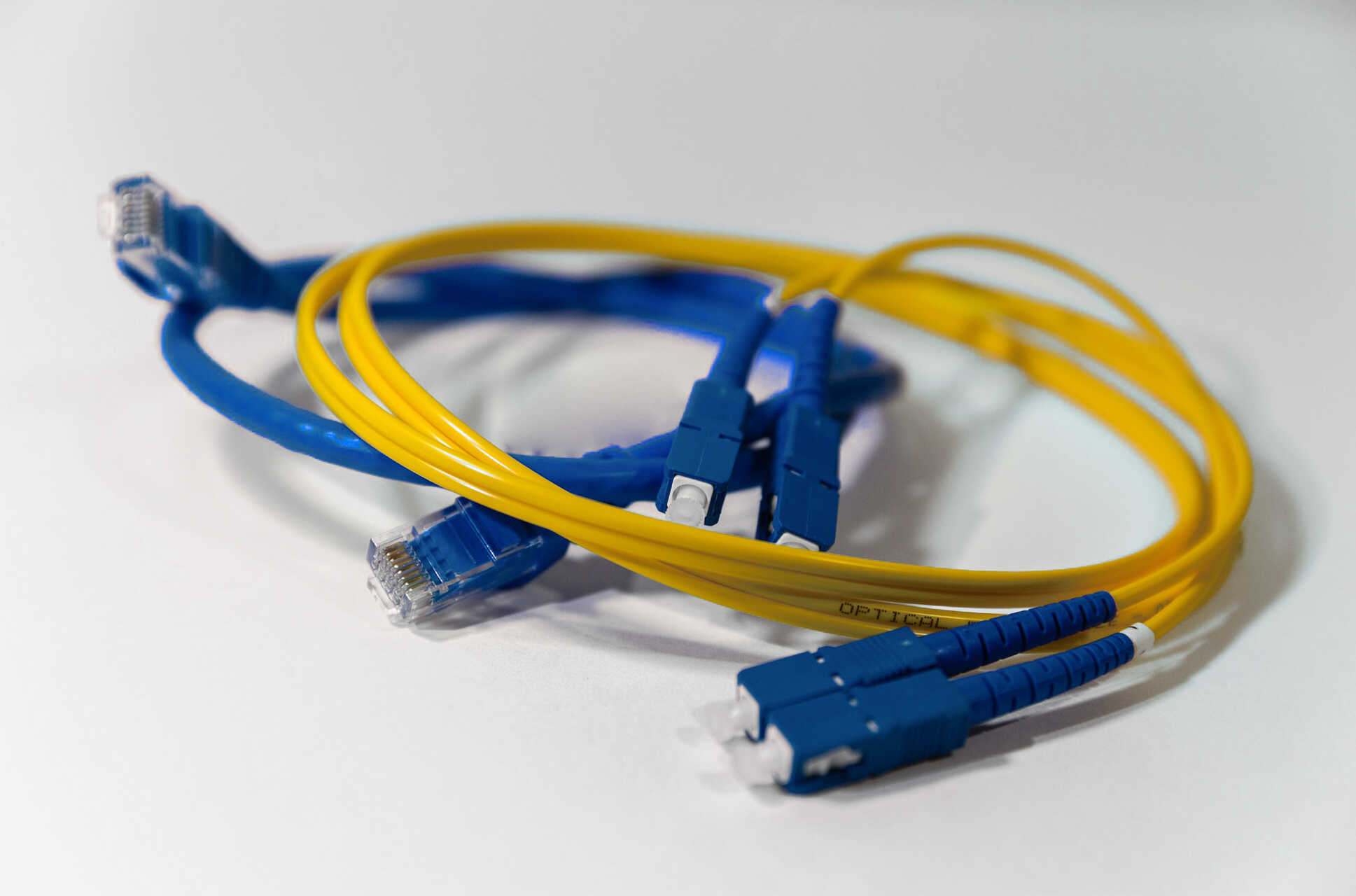 Optické kabely pro propojení mezi servery