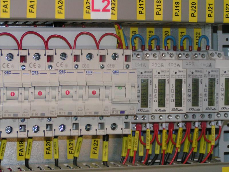 Každý napájecí přívod do racku je samostatně jištěn a opatřen elektroměrem