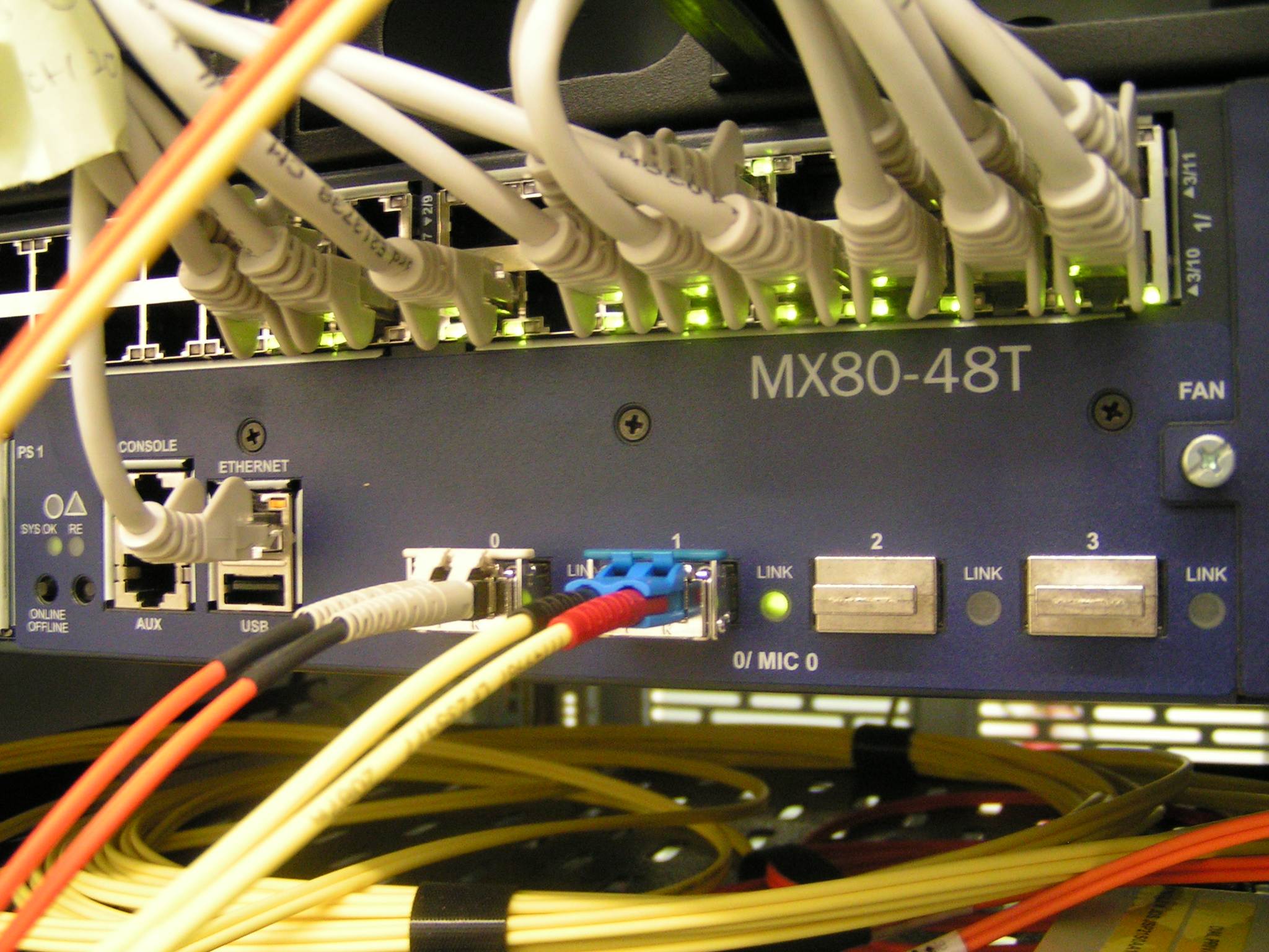 The main Coolhousing routing system is ensured by Cisco 7600 series and Juniper MX80 routers. 10 Gbps routing is ensured by Juniper MX80 and Juniper EX4200 couplings.