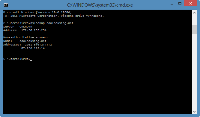 AAAA a A záznamy domény coolhousing.net. Všimněte si, že odpověď přišla od DNS serveru počítače, na kterém byl snímek pořízen, tedy z DNS cache domácího routeru autora.