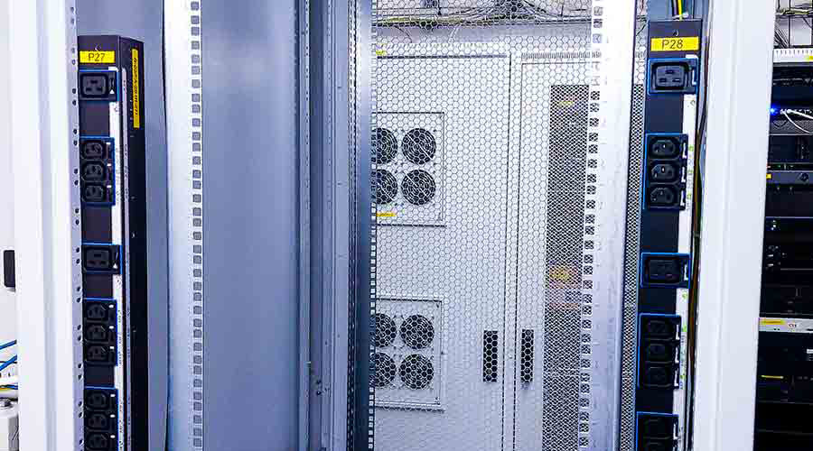 redundant power supply in rack cabinet
